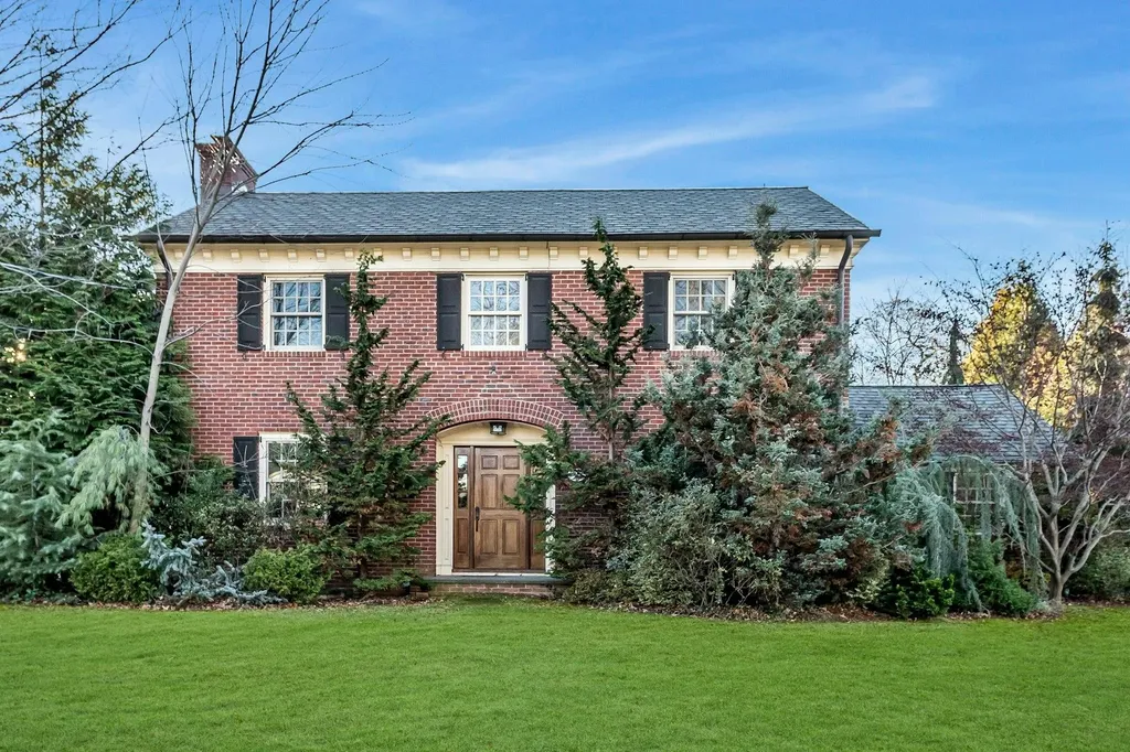 35 Meritoria Drive East Williston NY 11596