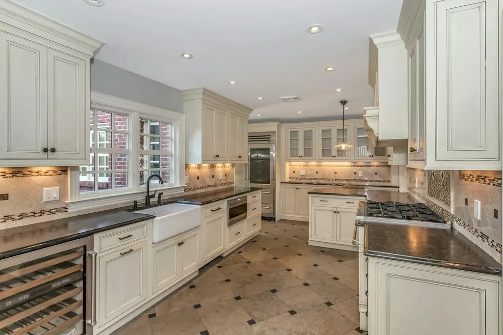 35 Meritoria Drive East Williston NY 11596