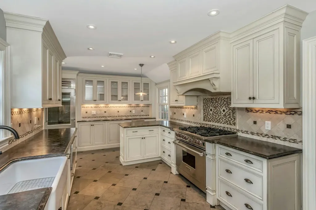 35 Meritoria Drive East Williston NY 11596