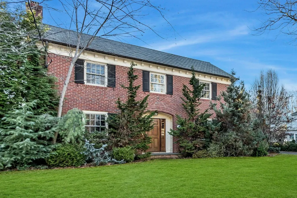 35 Meritoria Drive East Williston NY 11596