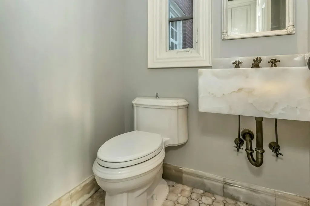 35 Meritoria Drive East Williston NY 11596
