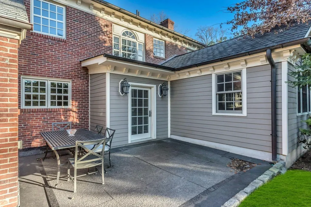 35 Meritoria Drive East Williston NY 11596