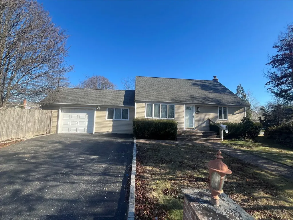 493 17th Street West Babylon NY 11704
