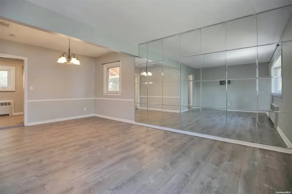 12 Cripps Lane Valley Stream NY 11581