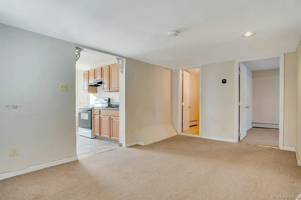 669 East Drive Lindenhurst NY 11757