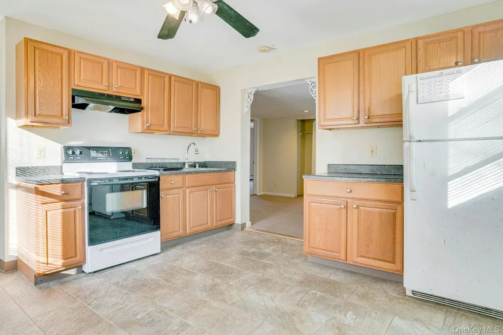 669 East Drive Lindenhurst NY 11757
