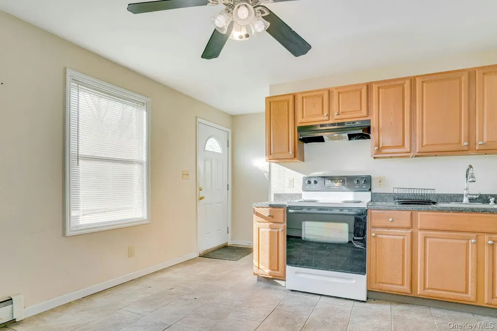 669 East Drive Lindenhurst NY 11757