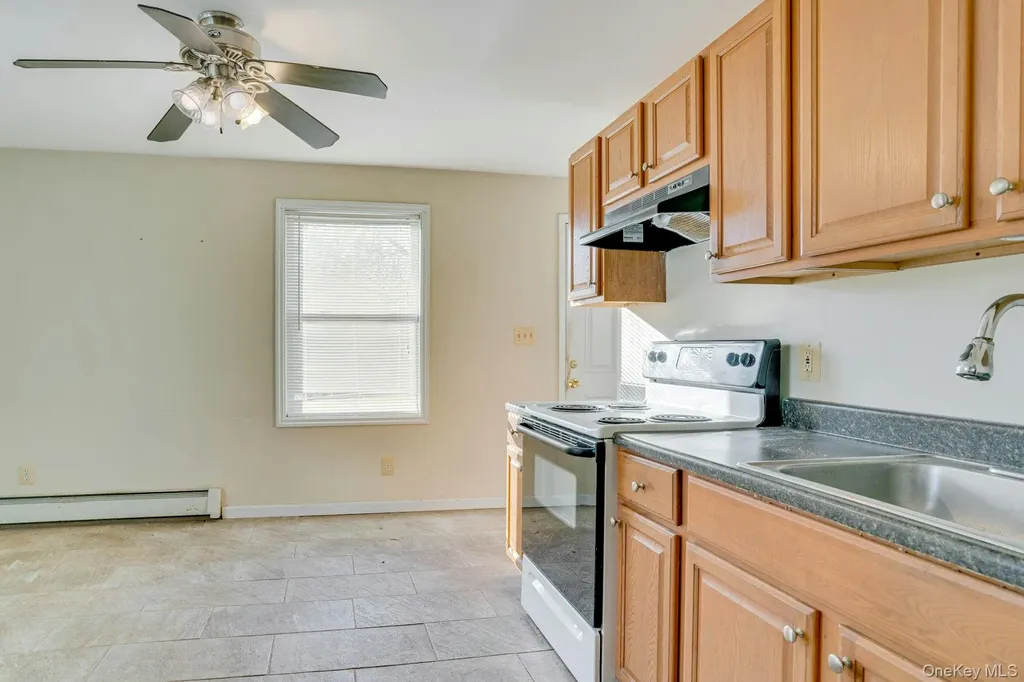 669 East Drive Lindenhurst NY 11757
