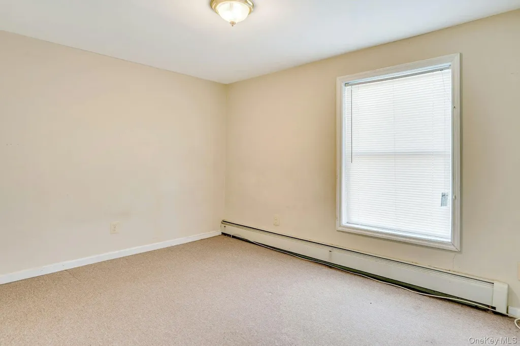 669 East Drive Lindenhurst NY 11757