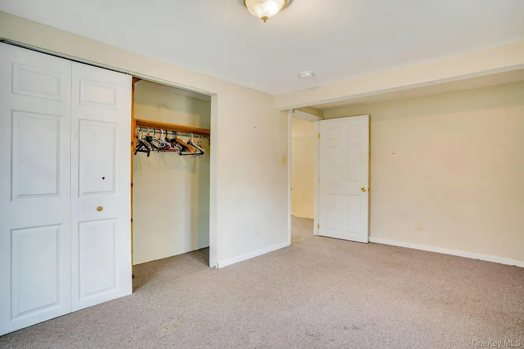 669 East Drive Lindenhurst NY 11757