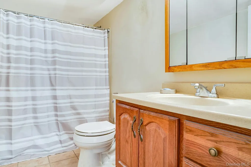 669 East Drive Lindenhurst NY 11757