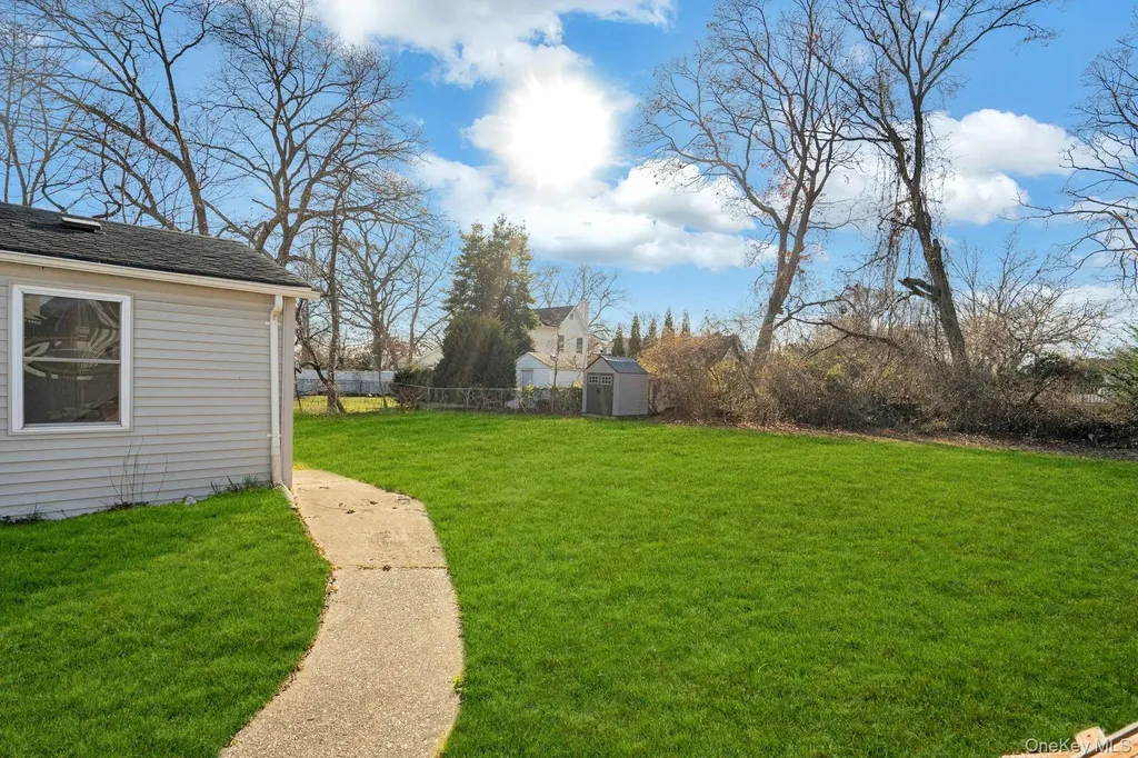 669 East Drive Lindenhurst NY 11757