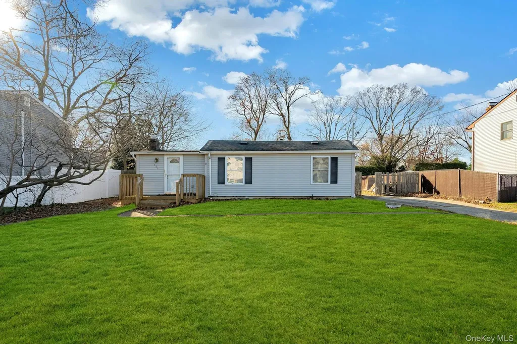 669 East Drive Lindenhurst NY 11757
