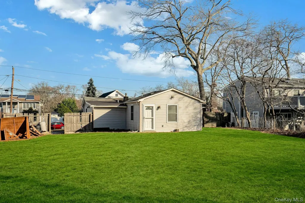 669 East Drive Lindenhurst NY 11757