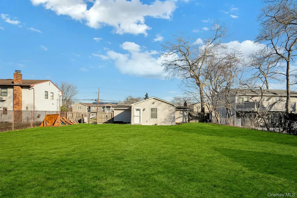 669 East Drive Lindenhurst NY 11757