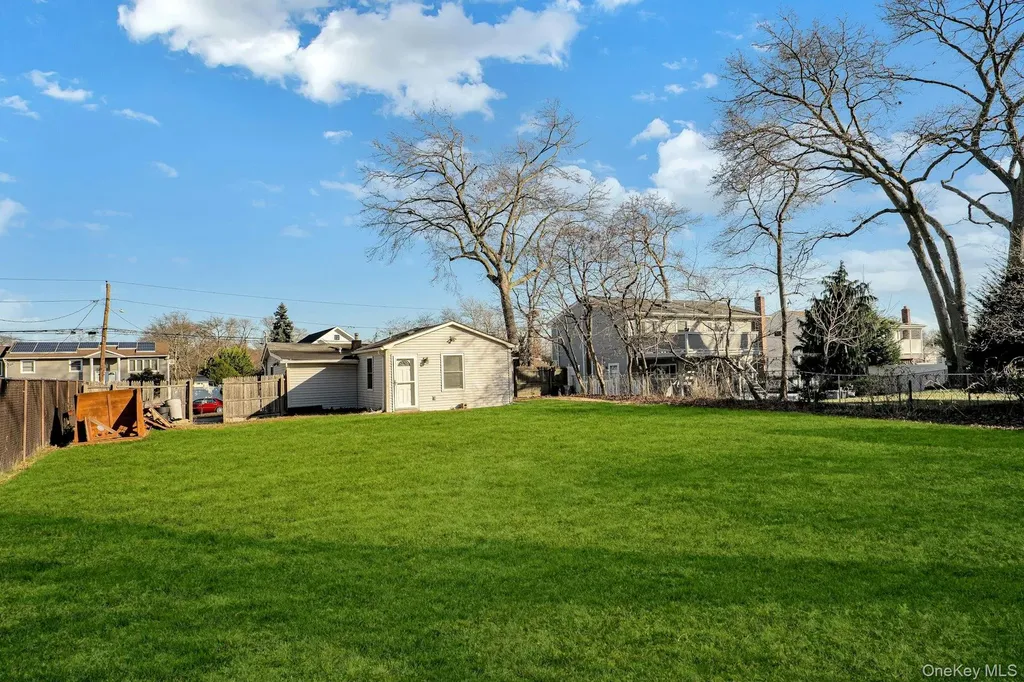 669 East Drive Lindenhurst NY 11757