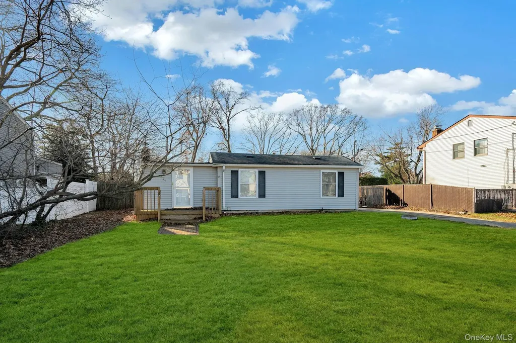 669 East Drive Lindenhurst NY 11757