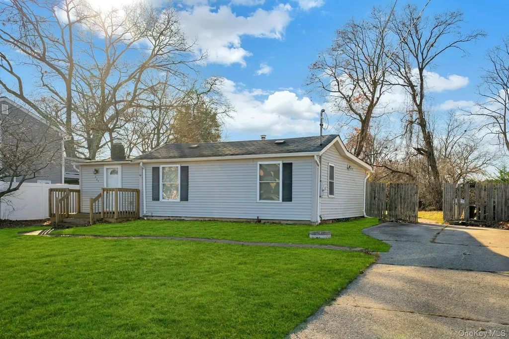 669 East Drive Lindenhurst NY 11757