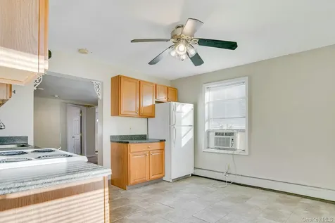 669 East Drive Lindenhurst NY 11757