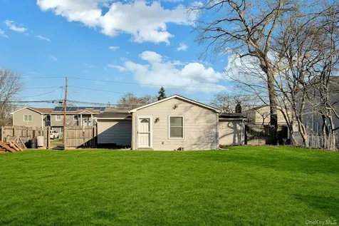 669 East Drive Lindenhurst NY 11757