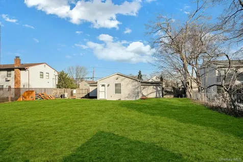 669 East Drive Lindenhurst NY 11757