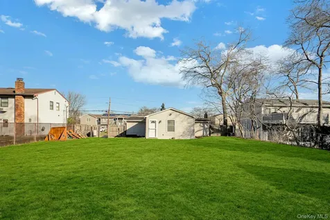 669 East Drive Lindenhurst NY 11757