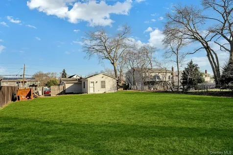 669 East Drive Lindenhurst NY 11757