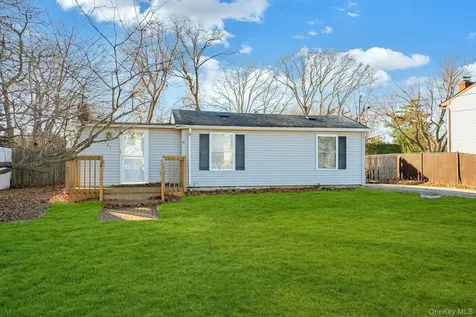 669 East Drive Lindenhurst NY 11757