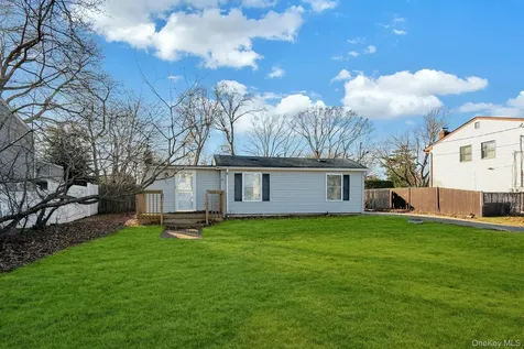 669 East Drive Lindenhurst NY 11757