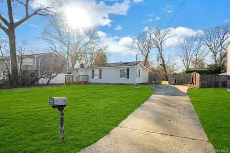 669 East Drive Lindenhurst NY 11757