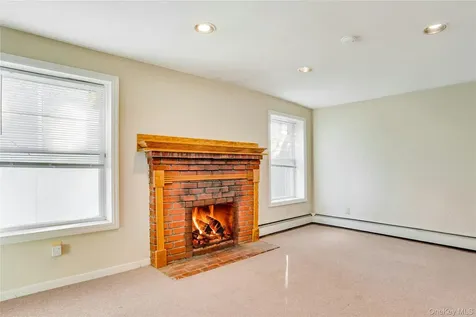 669 East Drive Lindenhurst NY 11757