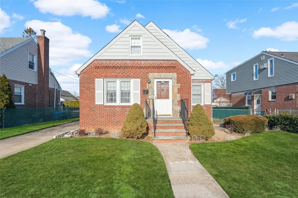 43 Hillside Lane New Hyde Park NY 11040