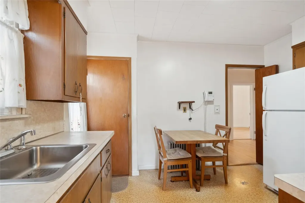 43 Hillside Lane New Hyde Park NY 11040