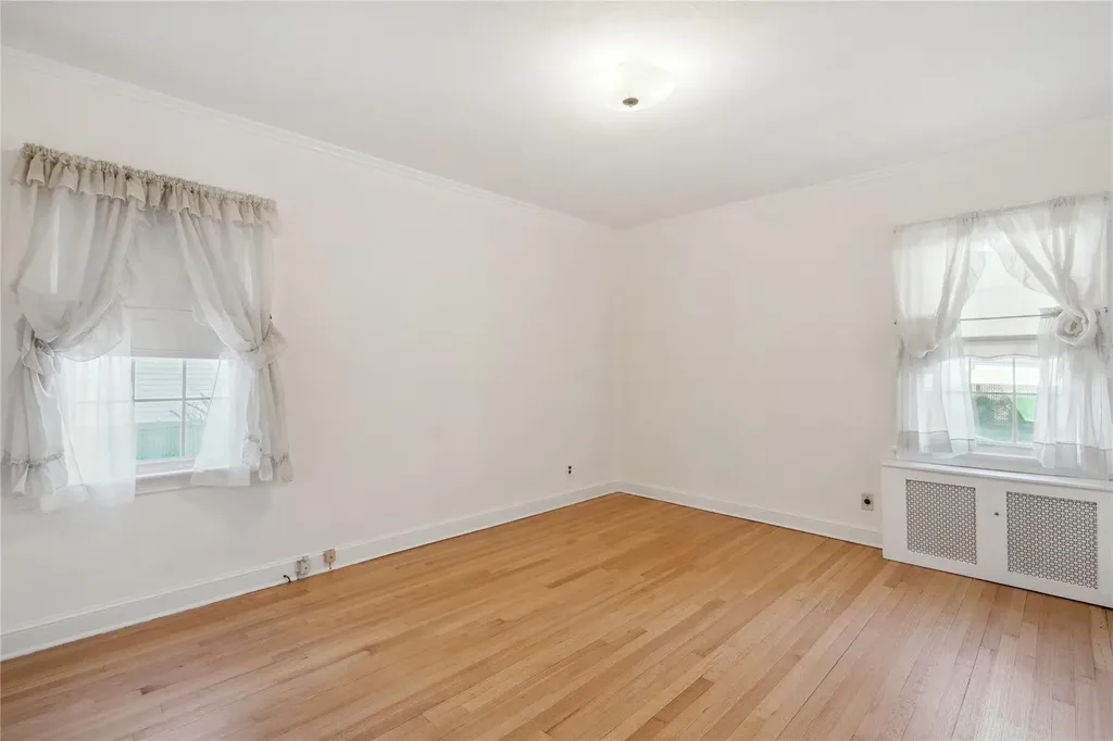 43 Hillside Lane New Hyde Park NY 11040