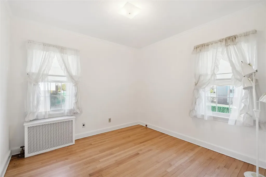 43 Hillside Lane New Hyde Park NY 11040