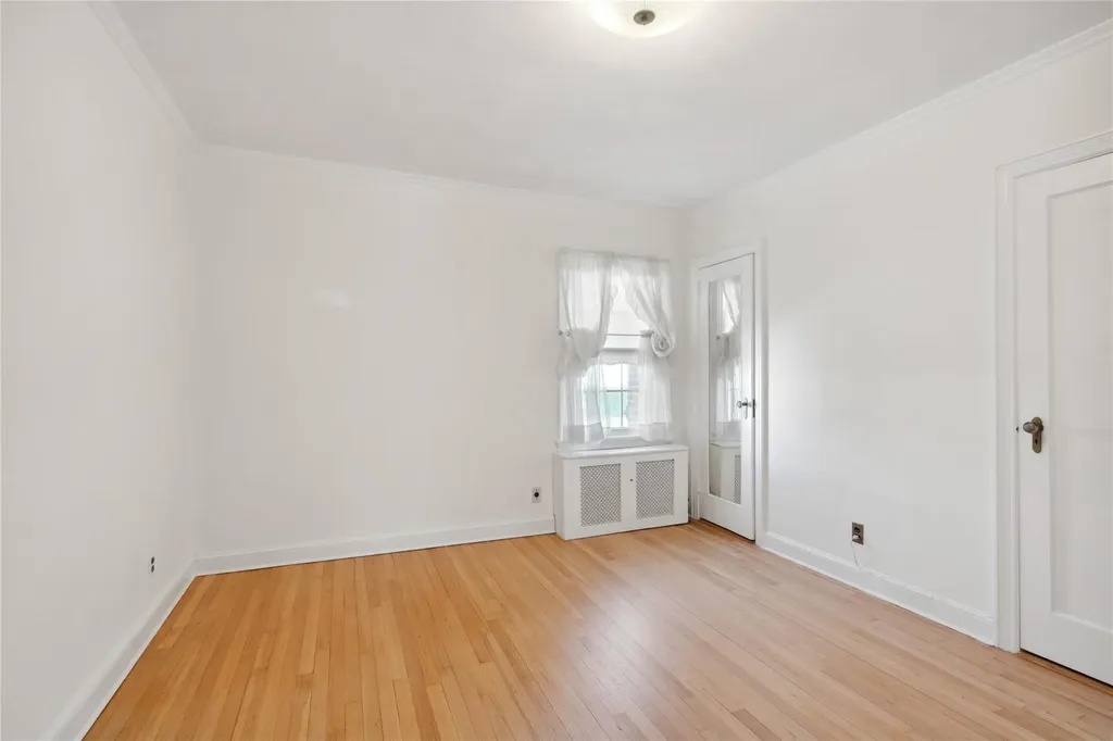 43 Hillside Lane New Hyde Park NY 11040