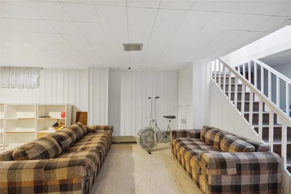 43 Hillside Lane New Hyde Park NY 11040