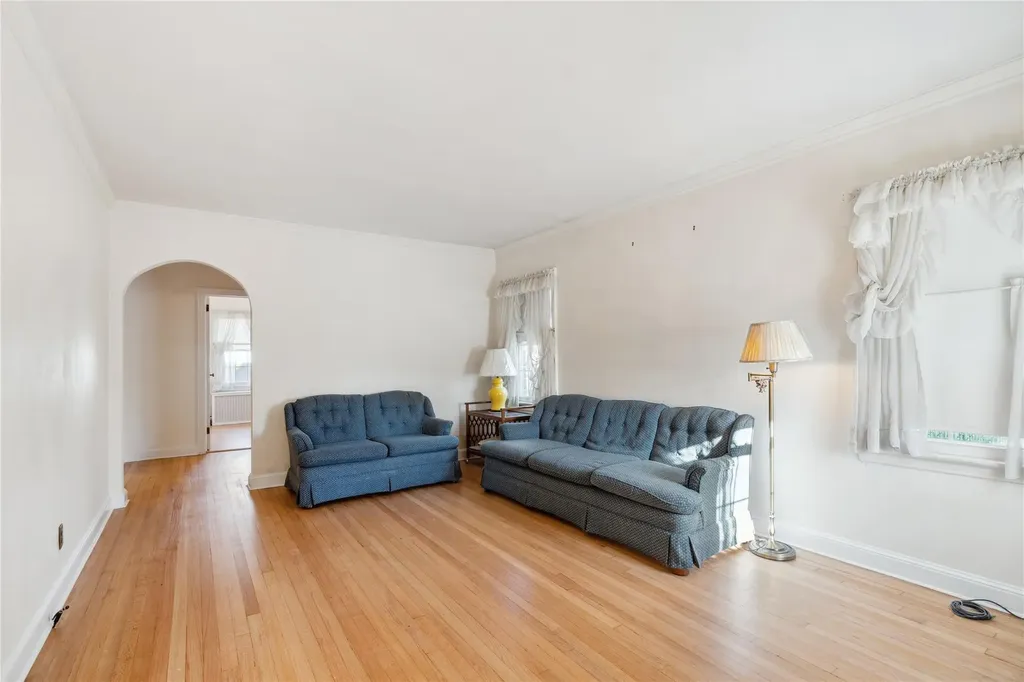 43 Hillside Lane New Hyde Park NY 11040