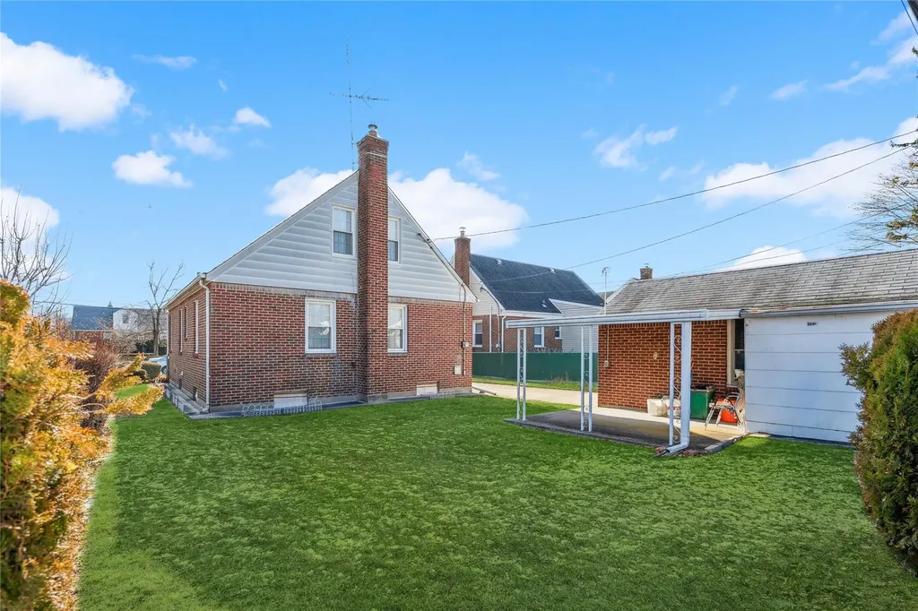 43 Hillside Lane New Hyde Park NY 11040