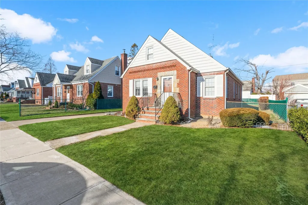 43 Hillside Lane New Hyde Park NY 11040