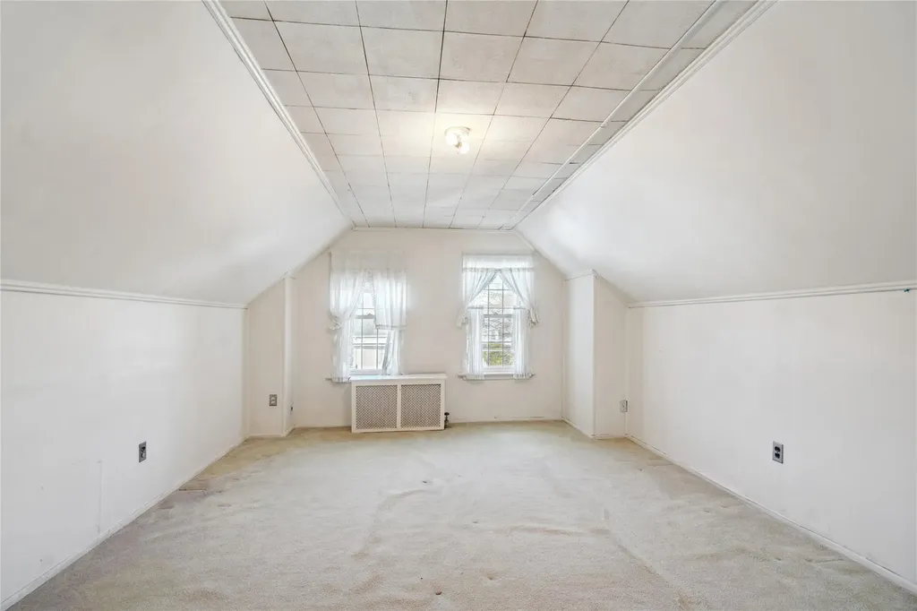 43 Hillside Lane New Hyde Park NY 11040