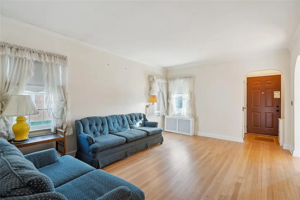43 Hillside Lane New Hyde Park NY 11040