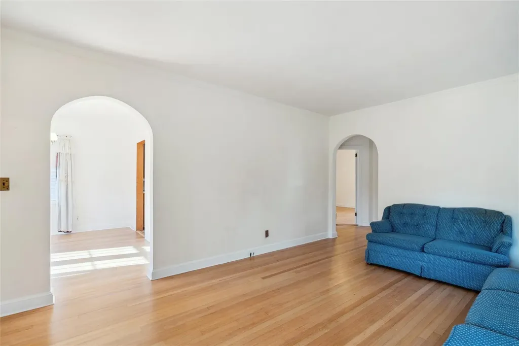 43 Hillside Lane New Hyde Park NY 11040