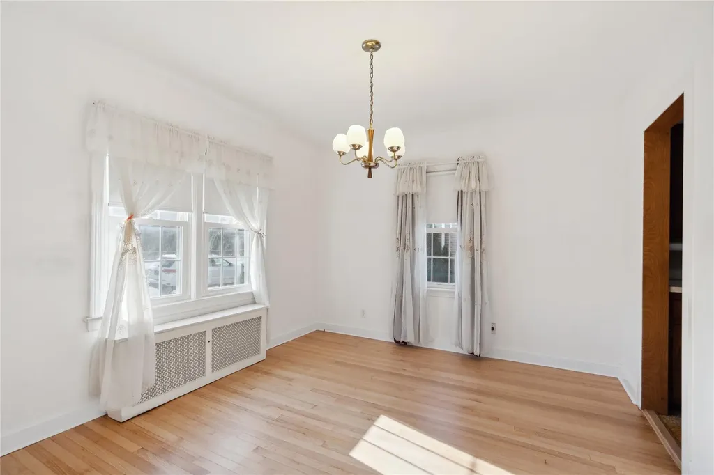 43 Hillside Lane New Hyde Park NY 11040
