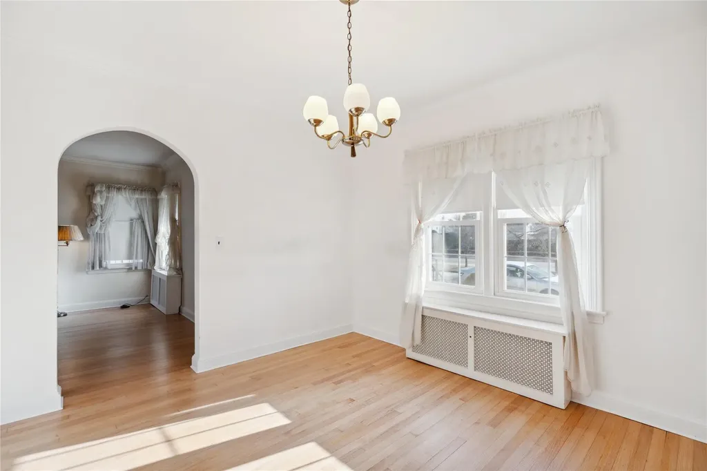 43 Hillside Lane New Hyde Park NY 11040