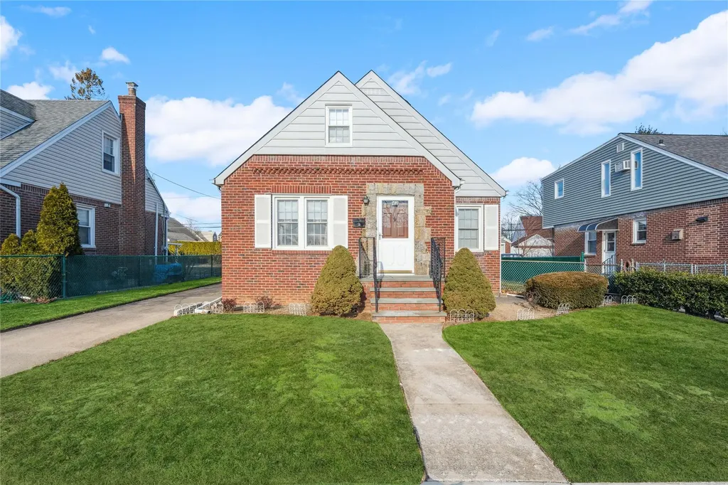 43 Hillside Lane New Hyde Park NY 11040