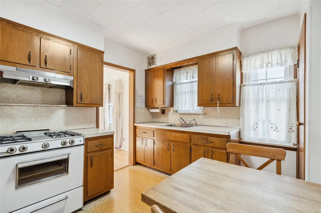 43 Hillside Lane New Hyde Park NY 11040