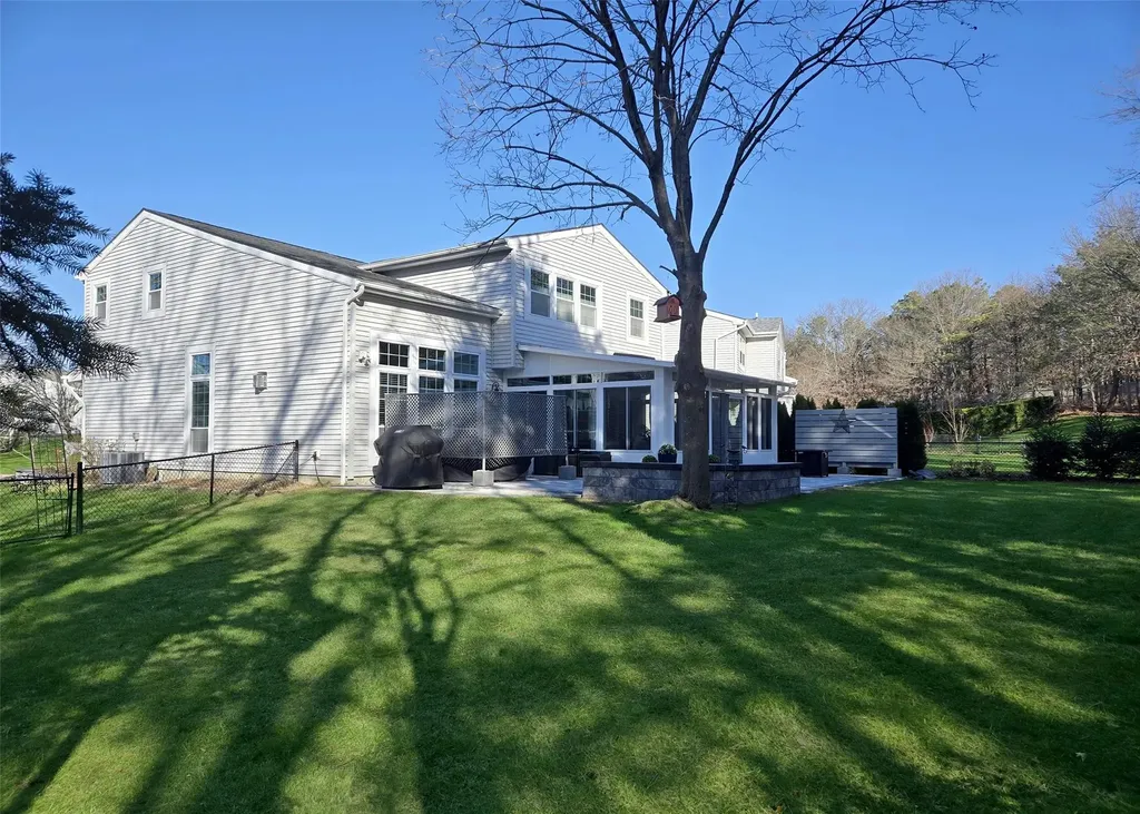 246 Fairfield Drive E Holbrook NY 11741