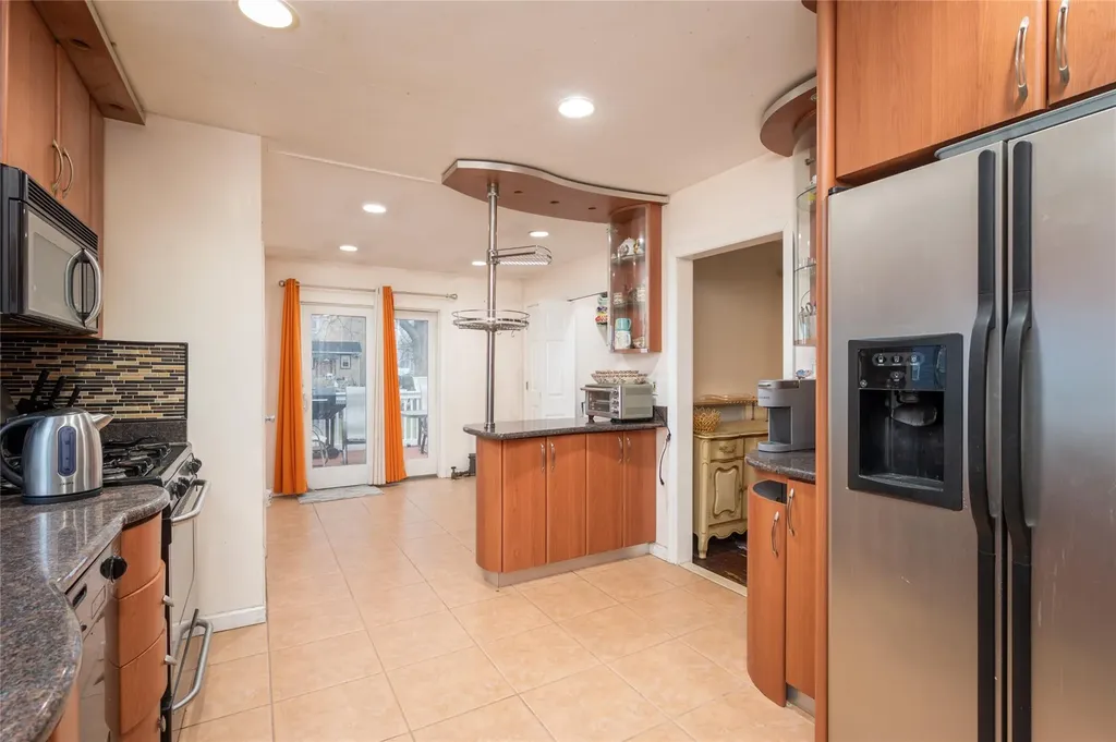 67 E Dean Street Freeport NY 11520