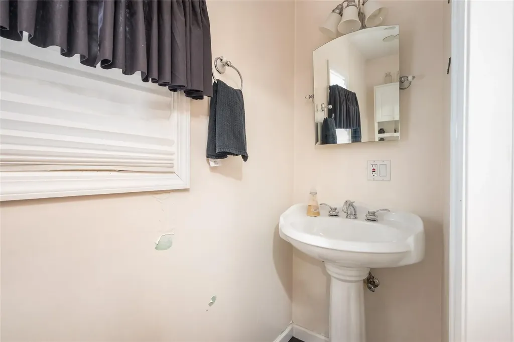 67 E Dean Street Freeport NY 11520